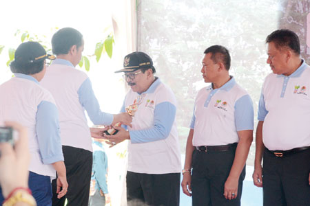 Gubernur Jatim, Dr H Soekarwo saat menerima Penghargaan Penanaman Pohon dari Presiden Joko Widodo.