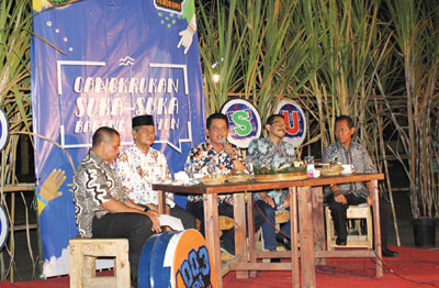 Wali Kota Pasuruan, Drs H Setiyono M.Si bersama Sekda, Wakil Ketua DPRD, Kepala Bidang Pertanian P3GI dan Kabag Humas dan Protokoler saat acara cangkrukan, bersama para pemuda-pemudi Kota Pasuruan.