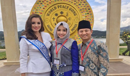 Wakil Bupati Trenggalek Mochammad Nur Arifin (kanan) beserta istirinya, Novita Hardiny (tengah) bersama Miss Mundo Colombia 2015 Maria Alejandra Lopez (kiri) saat berada di sela Forum Perdamaian Dunia di Kolombia. 