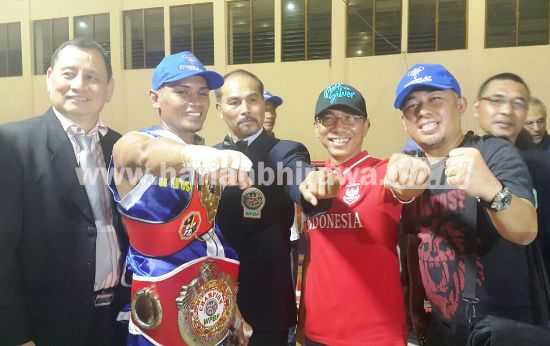 Hero Tito (dua dari kiri) bersama Ketua KTPI Malang Raya, Ade d'Kross (tiga dari kanan) usai merebut Sabuk Emas Xanana 2016 dan gelar juara dunia kelas ringan versi WPBF.