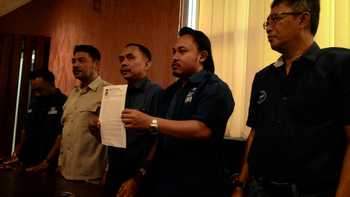 Pengurus DPD PAN Kota Malang menunjukkan surat usulan pemberhentian Subur Triono kepada wartawan.