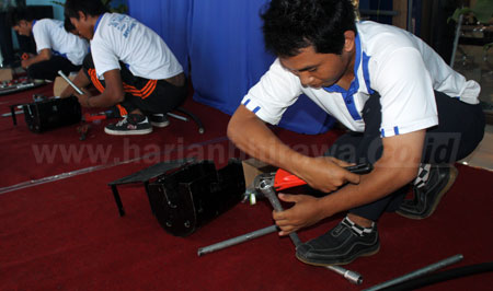 Petugas PDAM Kota Pasuruan melakukan pemasangan meteran induk untuk konsumennya, Rabu (2/11). PDAM Kota Pasuruan segera memperbarui pipa jaringan di wilayah utara Kota Pasuruan. [hilmi husain]