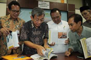 Ketua I IKA Unair Harianto Basuni bersama para pengurus IKA Unair lainnya menggelar soft launching buku berjudul Jejak Langkah Kesatria Airlangga