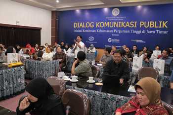 Ketua PIH Unair memandu dialog komunikasi publik yang melibatkan public relation dari perguruan tinggi se Surabaya. [adir hananta utama/bhirawa]