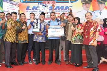 -Kontingen-LKS-SMK-Jatim-dari-Kabupaten-Malang-merayakan-kemenangannya-sebagai-juara-umum-di-akhir-penutupan-LKS-di-Nganjuk.
