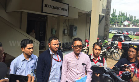 Tim Advokasi Semen Indonesia saat melaporkan pihak-pihak yang membuat selebaran bernada provokatif.