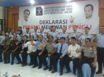 Sejumlah pejabat di Kantor Imigrasi Malang saat melakukan deklarasi anti pungli, Rabu (2/11) kemarin.