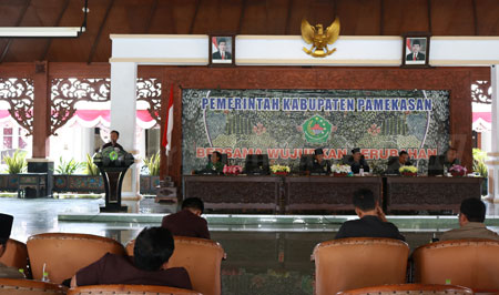 Bupati Pamekasan, Achmad Syafii, membacakan nota pengantar APBD 2017, dihadapan pimpinan dan anggota DPRD, di pendopo Ronggosukowati, Pamekasan. [syamsudin]