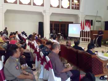 Ketua PMI Kota Surabaya, Ir Hendro Gunawan MA saat menjelaskan Musyawarah Kerja PMI Kota Surabaya di Balai Pemuda Surabaya, Rabu (9/11) kemarin. [achmad tauriq/bhirawa]