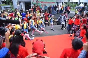 Wali Kota Surabaya Tri Rismaharini bergembira bersama anak-anak pada acara Inisiasi Kampunge Arek-arek Suroboyo (IKAS) di Taman Surya, Sabtu (5/11) kemarin. [gegeh bagus setiadi/bhirawa]