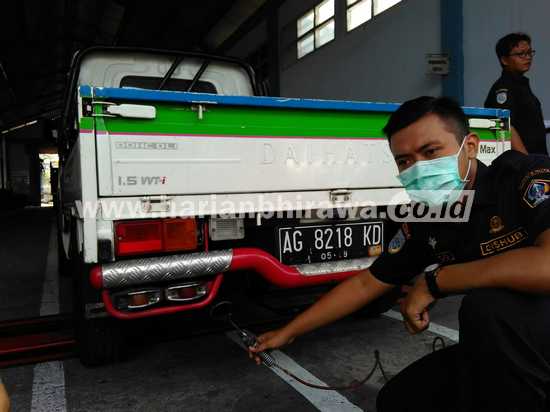 Petugas Dishubkominfo Kabupaten Blitar saat melakukan pemeriksaan Uji Emisi Gas Buang kendaraan bermotor.