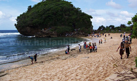 Keindahan Pantai Goa China di Desa Sitiarjo Kecamatan Sumbermanjing Wetan Kabupaten Malang. [cahyono]