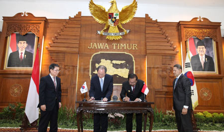 Gubernur Jatim Dr H Soekarwo bersama Wagub Gyeongnam-do Korsel Mr Ryu Soon Hyun menandatangani naskah penguatan kerjasama sektor ekonomi, budaya dan pariwisata kedua daerah di Gedung Negara Grahadi Surabaya, Kamis (3/10).