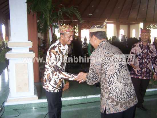 Bupati Pamekasan, H Achmad Syafii Yasin, didampingi Ketua DPRD Pamekasan, H Halili Yasin, menerima ucapakan selamat Hari Jadi Pamekasan dari stake holder dan anggota DPRD Pamekasan. [samsudin/bhirawa].