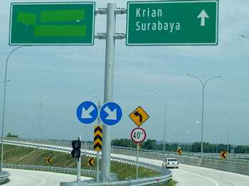 Rambu penunjuk arah di ruas Tol Mojokerto - Jombang seksi III yang akan dioperasikan awal Desember mendatang. [kariyadi/bhirawa]