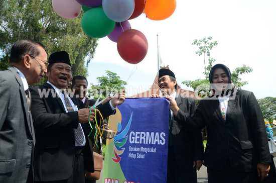 Bupati Saiful Ilah melepas balon Germas (Gerakan Masyarakat Hidup Sehat) [achmad suprayogi/bhirawa].