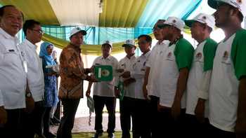 Anggota DPR RI Syakhul Islam menyerahkan kunci simbolis ke para Kades yang dapat bantuan. [achmad suprayogi/bhirawa]