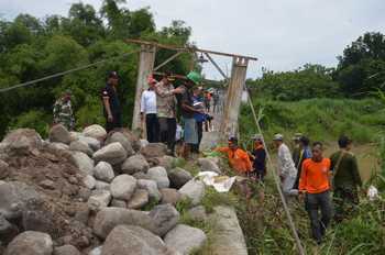 Wabup Pungkasiadi (depan kiri) meninjau pembangunan jembatan putus di Desa Talunbrak, Kec Dawarblandong, Kamis (10/11) kemarin. [kariyadi/bhirawa]