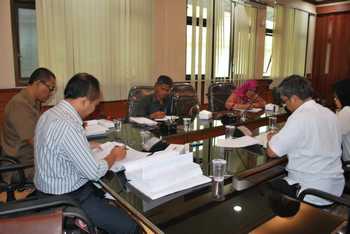 Rapat Komisi C dengan DPU di Kantor DPRD Kab Gresik, Rabu (23/11) kemarin. [rokim/bhirawa]