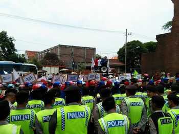 Ribuan Buruh Demo Kantor Bupati Mojokerto, kemarin. [kariyadi/bhirawa]