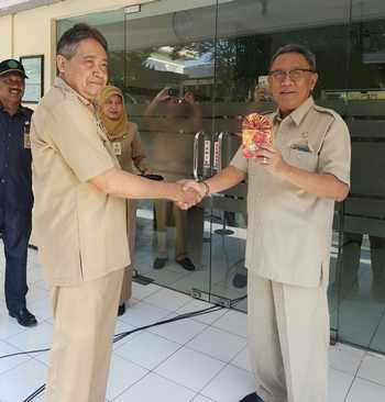 Sekdakab Vino Rudi Muntiawan menerima kenang-kenangan dari Asisten Administrasi Umum Kissowo Sidi. [achmad suprayogi/bhirawa]