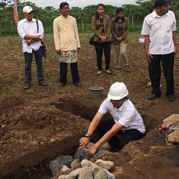 Kadep-CSR-SMGR-Wahjudi-Heru-melakukan-peletakan-Batu-pertama-Balkondes-di-Desa-Candirejo-Kec-Borobudur-Jawa-Tengah.