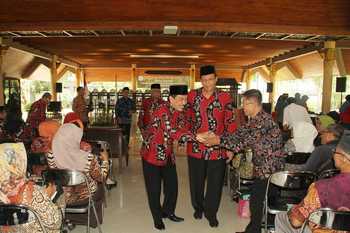 Ketua Komda Lansia Nur Ahmad Syaifuddin memberikan semangat kepada para Lansia. [achmad suprayogi/bhirawa]