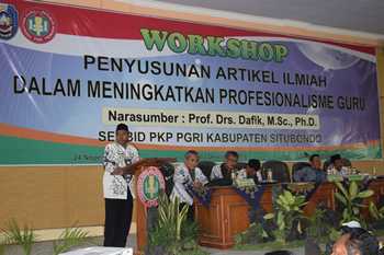 Kadis Pendidikan Fathor Rakhman dengan didampingi Ketua PGRI Situbondo Moh Hasyim saat acara workshop penyusunan artikel ilmiah dalam meningkatkan profesionalisme guru bersama Prof Dafik. [sawawi/bhirawa]