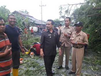 Bupati Lumajang As as Malik bersama Kepala DLH ,Ir. Nurul Huda,langsung mendatangi ke lokasi untuk melihat dan berdialog secara langsung kepada warga yang tertimpa bencana.