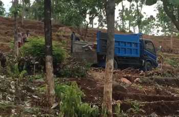 Aktivitas penambangan batu ilegal di areal Perhutani di perbukitan Desa Kebonagung Kecamatan Sawahan.(ristika/bhirawa)