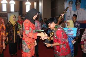 Bupati Hj. Tantriana Sari serahkan penghargaan anugerah ovop award 2016.