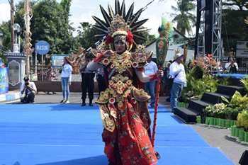 Salah satu peserta Best Situbondo Carnival (BSC) 3 unjuk kebolehan kostum dan dandanan dalam tema Islam Nusantara 2016 di jalan raya RA Kartini depan alun-alun Kota. (sawawi/bhirawa.