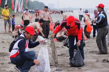 Bersama karyawan PT Semen Gresik, 850 Siswa SMAN 2 Tuban saat bersih-bersih sampah di kawasan pantai Mangrove Center, Desa Sugihwaras, Kecamatan Jenu, Tuban. (Khoirul Huda/bhirawa)