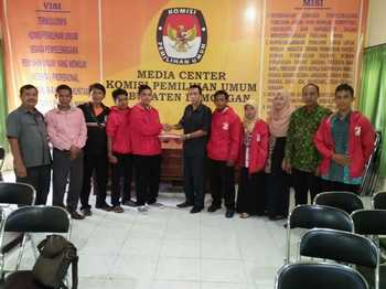 Partai Solidaritas Indonesia mengunjungi KPU Kabupaten Lamongan unruk menanyakan terkait verifikasi Parpol.( Alimun Hakim/Bhirawa)