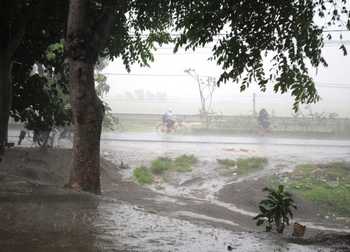 Suasan hujan lebat di wilayah Bojonegoro. (achmad basir/bhirawa)