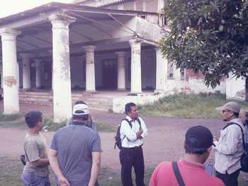 Tim BPCB Jawa Timur saat melakukan peninjauan di eks pendopo Karesidenan Besuki baru baru ini. [sawawi/bhirawa].