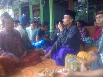 Saenur (berkopiah) Ketua LMDH Mekar Jaya, Desa Campoan, Kecamatan Mlandingan, Situbondo saat mengadakan pertemuan dengan anggota belum lama ini. [sawawi/bhirawa].