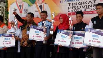 Siswa SMKN I Suboh, Situbondo, Fathor Rozi, peraih juara pertama lomba kempetisi siswa (LKS) bidang Perikanan tingkat Provinsi Jawa Timur. [sawawi/bhirawa].