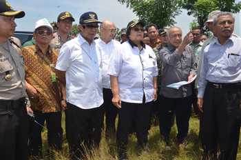 Bupati Tuban, H. Fathul Huda saat mendampingi kunjungan Menteri Lingkungan Hidup dan Kehutanan Siti Nurbaya mempersiapkan lahan penanaman pohon oleh Presiden RI Joko Widodo. (Khoirul Huda/bhirawa)