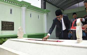 Bupati Nyono Suharli W usai melakukan ziarah dan tabor bunga di makam Pahlawan nasional, KH Wahab hasbullah Tambakberas Jombang. [Ramadlan/bhirawa]