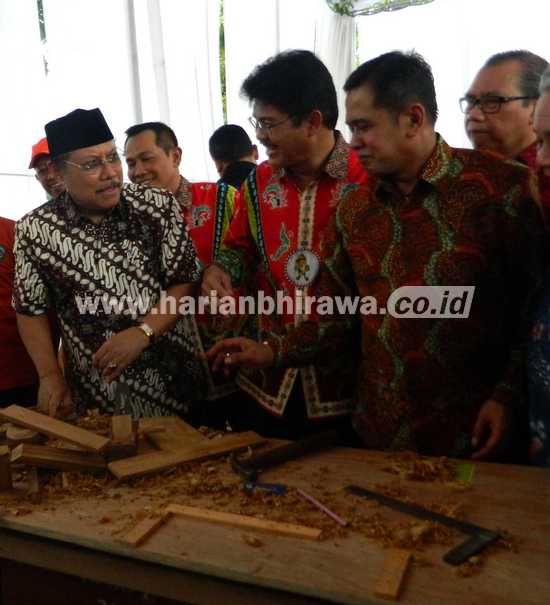 Bupati Nganjuk Drs Taufiqurrahman bersama Sekdaprov Ahmad Sukardi meninjau salah satu stand kegiatan LKS ke-25 Provinsi Jawa Timur 2016.(ristika/bhirawa)