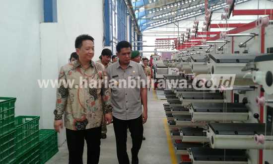 Bupati Nganjuk Drs Taufiqurrahman meninjau proses produksi setelah meresmikan dua pabrik plastic di Desa Jegrek Kecamatan Legkong.(ristika/bhirawa)