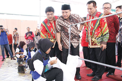 Sekdaprov Jatim Dr Achmad Sukardi didampingi Kepala Dindik Jatim Dr Saiful Rachman, Kabid Dikemenjur Dr Hudiyono dan Kepala BNSP Sumarna melihat secara langsung kompetisi membatik dalam ajang LKS SMK 2016 di Nganjuk.