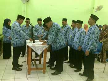 Pengambilan Sumpah Jabatan pada Pejabat baru dilakukan oleh Kakankemeng Tuban Drs. H. Abd. Wahib di Aula kantor setempat. (Khoirul Huda/bhirawa)