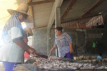Sejumlah nelayan saat melakukan pengawetan ikan hasil tangkapan di laut. (Khoirul Huda/bhirawa)