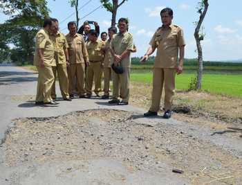 Bupati meninjau jalan rusak di Kabupaten Nganjuk yang belum seluruhnya dapat diperbaiki karena minimnya anggaran.(ristika/bhirawa)