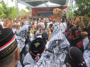Hampir semua elemen masyarakat di Tulunaggung termasuk PGRI ikut meramaikan acara Nusantara Bersatu yang berlangsung di Tugu Kartini Alun-Alun Kota Tulungagung, Rabu (30/11)