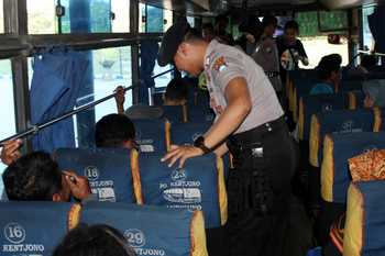 Petugas merazia seluruh bawaan penumpang di Terminal Untung Suropati, Kota Pasuruan, Selasa (29/11).[Hilmi Husain/Bhirawa]