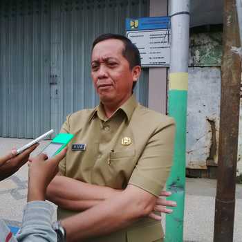 M. Zis kepala Dinas PU Bina Marga Kabupaten Sampang, saat melakukan sidak proyek di Jl Protokol Sampang.