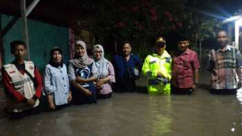 Banjir Jombang_Camat Tembelang bersama perangkat desa dan Kapolsek memantau daerah Pesantren yang terendam banjir. [ramadlan/bhirawa] 